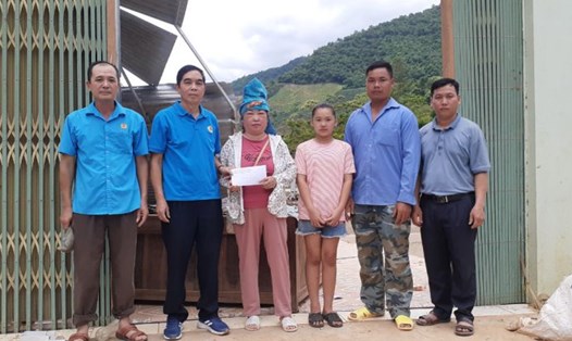 Các cấp Công đoàn Sơn La hỗ trợ người dân vùng lũ. Ảnh: Khánh Linh