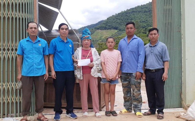 Các cấp Công đoàn Sơn La hỗ trợ người dân vùng lũ. Ảnh: Khánh Linh