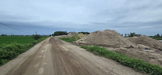 The sand collection point that is as high as a mountain, exceeding the Huu Hoa dyke in Cao Trai hamlet (Thuy Viet commune, Thai Thuy district, Thai Binh province). Photo: Trung Du