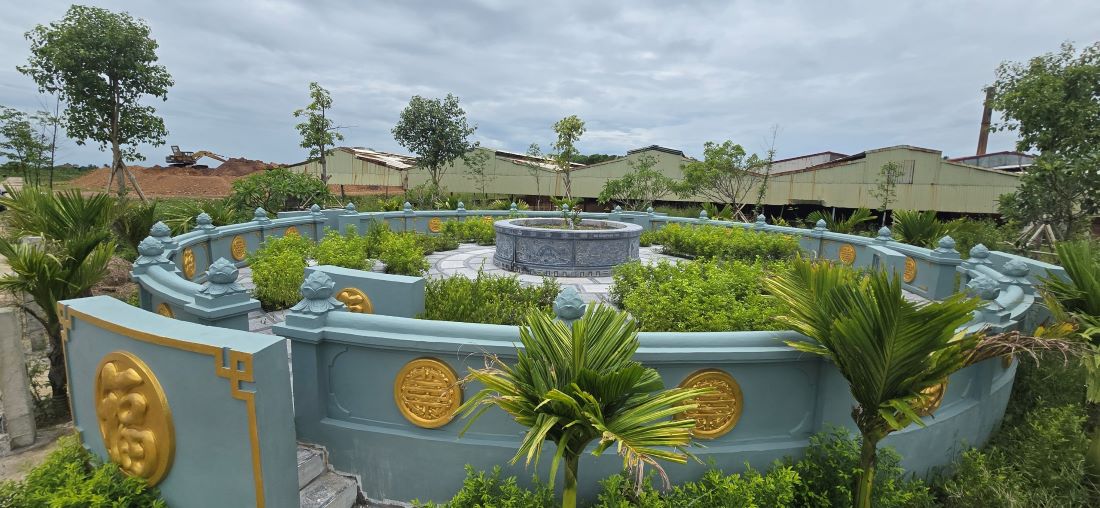 The ancestral tomb area built with a fence on the land of the floodplain outside the Huu Hoa dyke. Photo: Trung Du