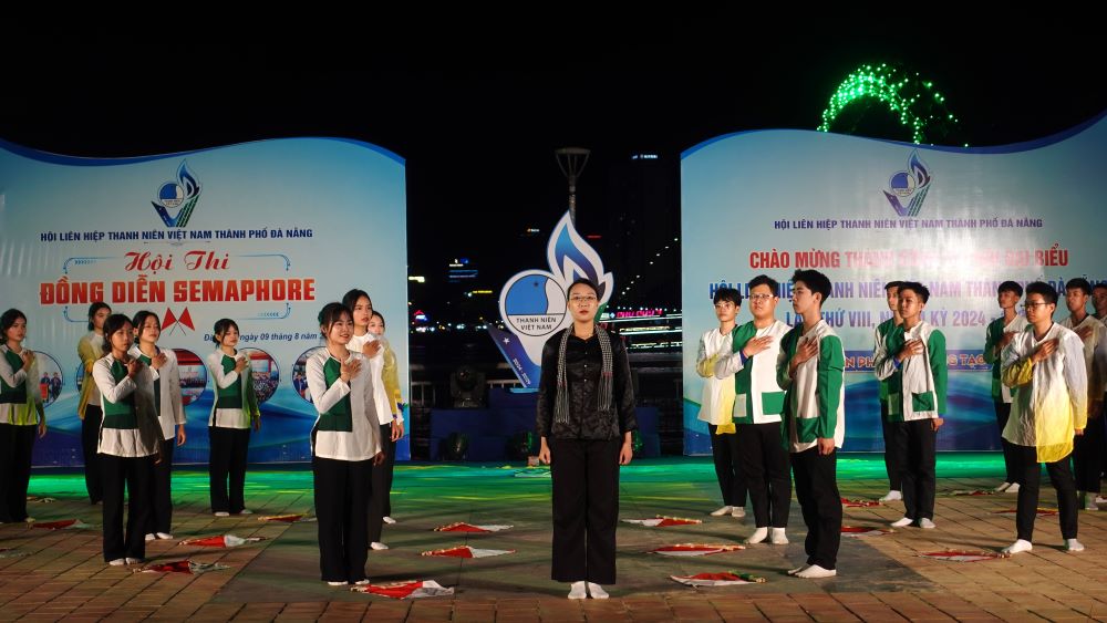 Over 500 young people in Da Nang participate in the Semaphore dance competition. Photo: Tran Thi