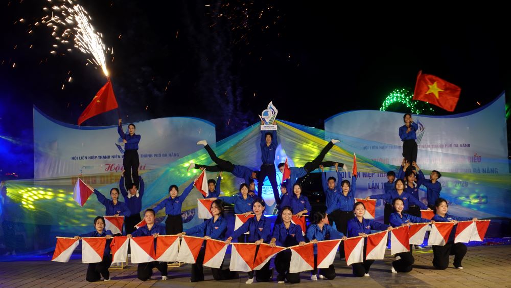 The competition segments were performed to the welcoming music of the Congress, lively and heroic songs about youth, and songs praising the love for the homeland. Photo: Tran Thi