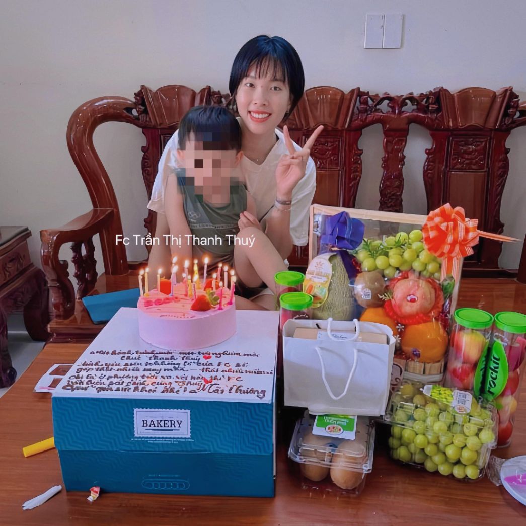 Team captain Trần Thị Thanh Thúy receives gifts from fans. Photo: FC Trần Thị Thanh Thúy