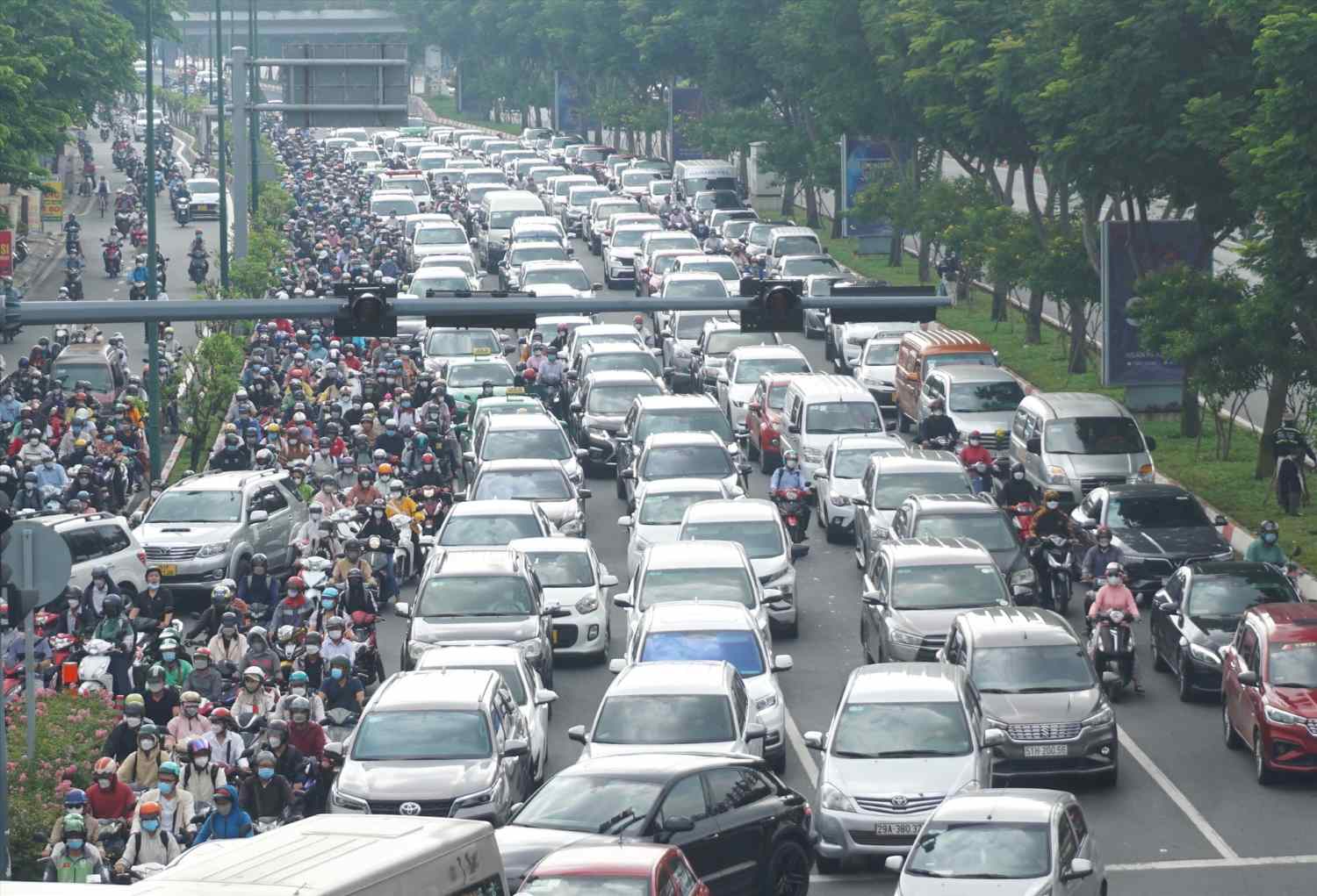 Ho Chi Minh City currently has over 9.3 million cars and motorbikes.  Photo: Minh Quân