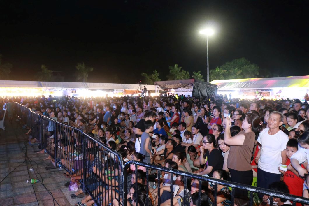 Many tourists have also taken memorable photos with Cam Ranh crabs and enjoyed the music and light show on the opening night. Photo: Phương Linh