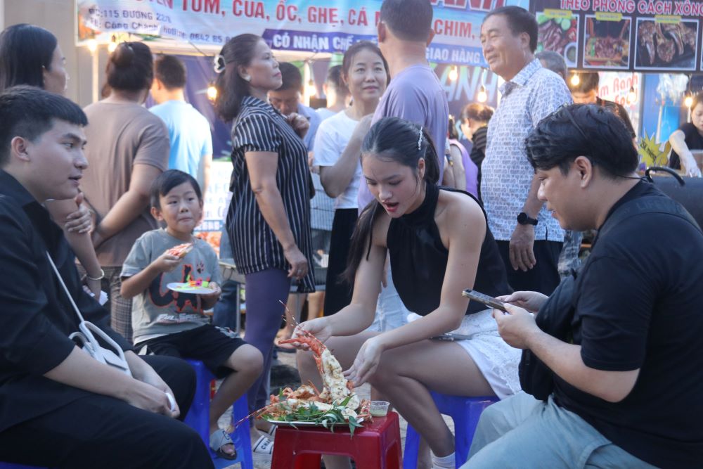 The only stall selling and processing Cam Ranh crabs in the food area attracted a large number of locals and tourists to come and enjoy. Photo: Phương Linh