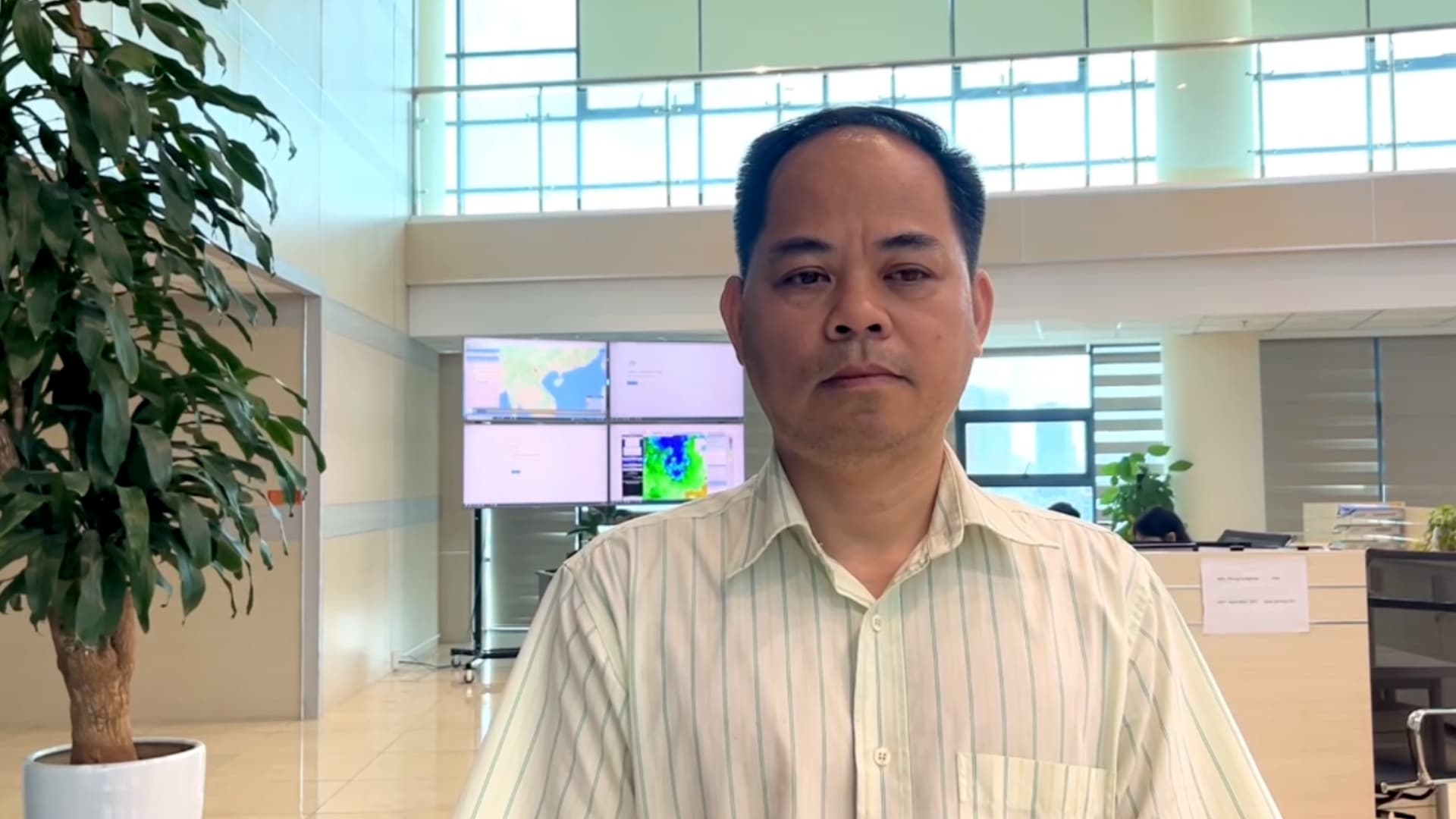 Mr. Vũ Anh Tuấn, Deputy Director of Weather Forecasting, National Center for Hydro-Meteorological Forecasting, General Department of Hydro-Meteorology provides weather information for the coming days.