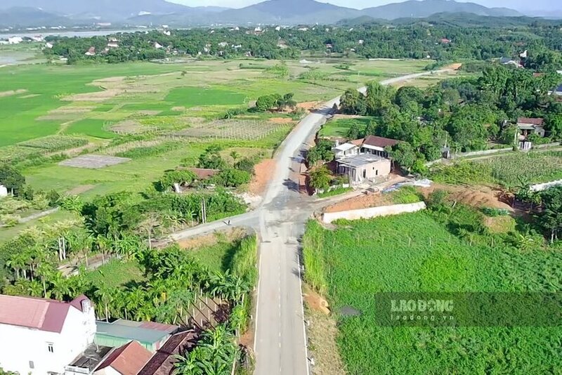 The newly built main road has caused land prices to skyrocket. Photo: To Cong.