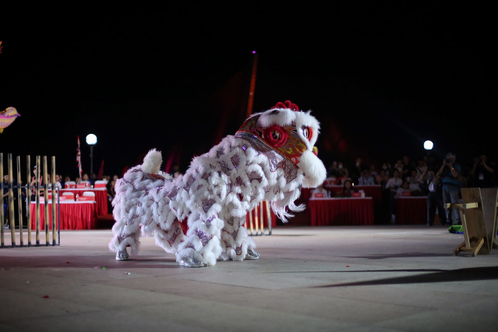 Các đội trình diễn Lân Sư Rồng tại Lễ hội. Ảnh: Văn Trực