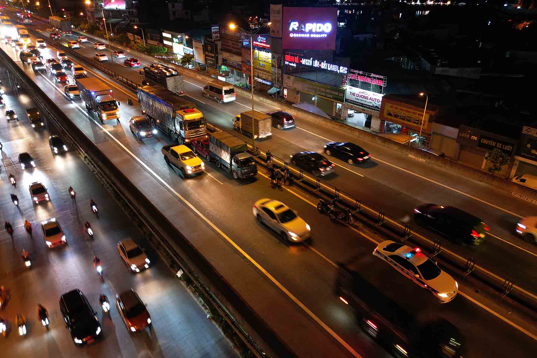 Upon receiving the report, the competent authorities arrived to direct traffic flow, regulate traffic, and investigate the cause of the accident. Photo: Hữu Chánh