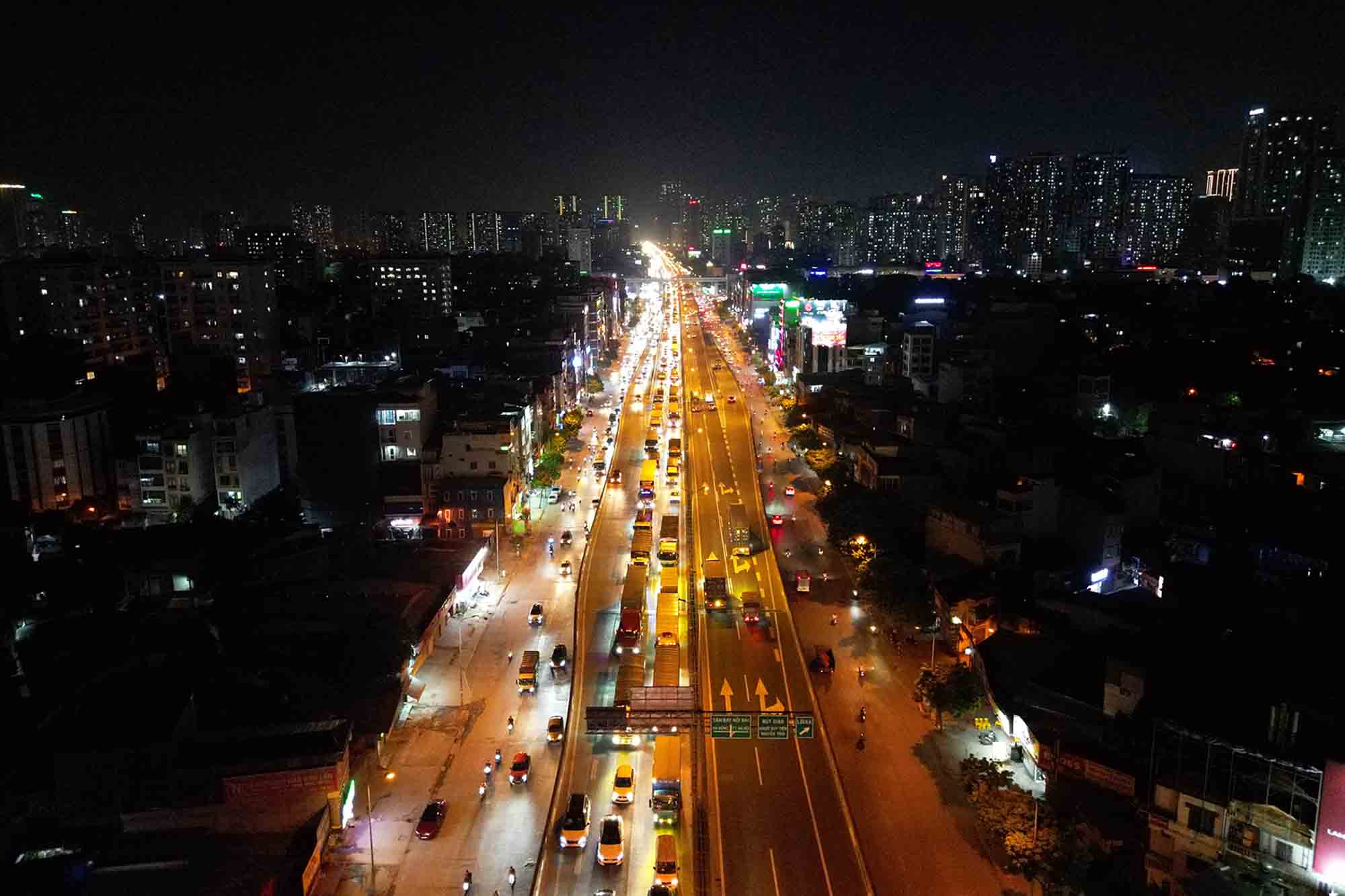 Vụ tai nạn khiến tình hình giao thông trên Vành đai 3 ùn tắc kéo dài 5 km. Ảnh: Hữu Chánh