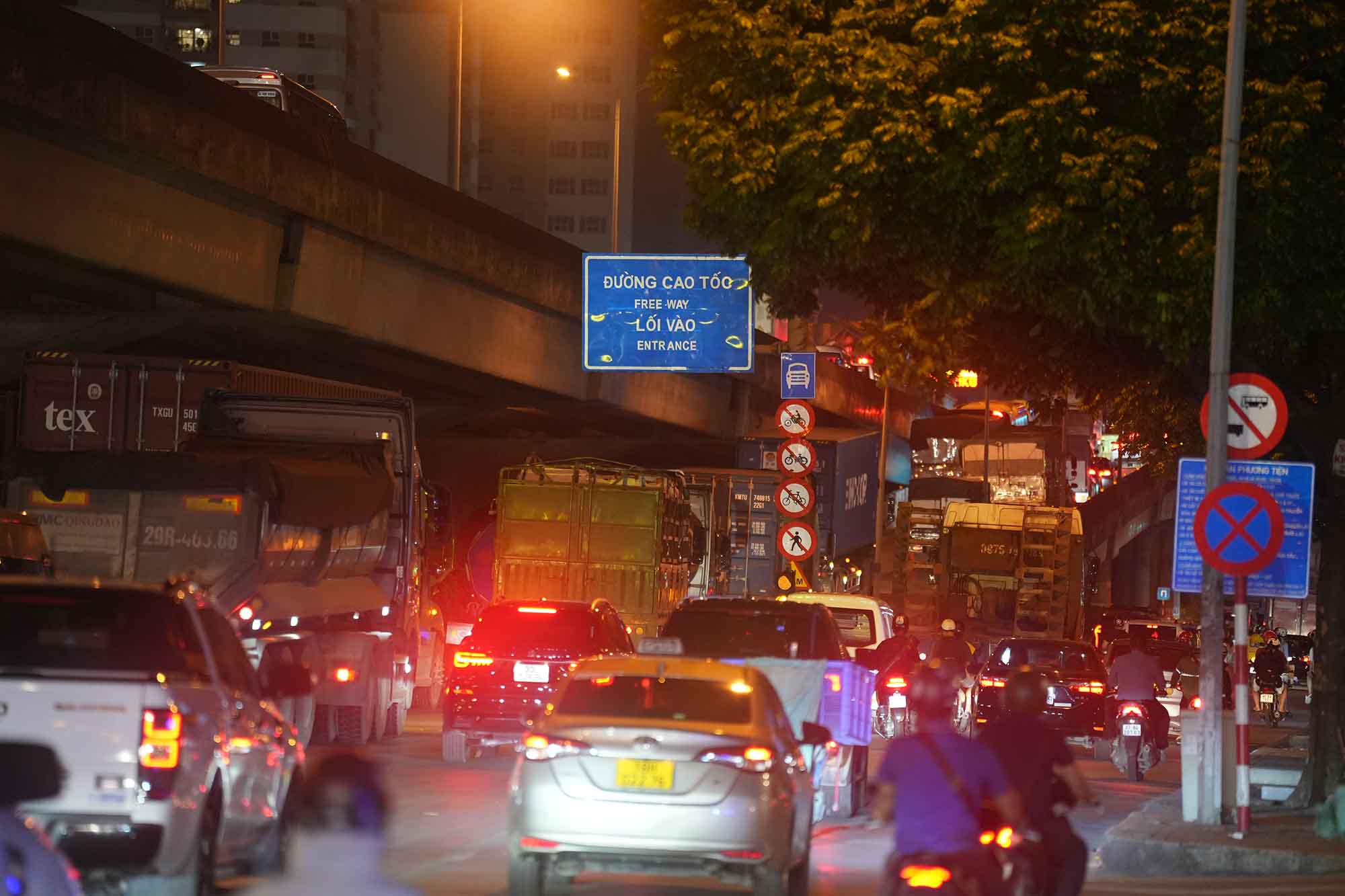 Khuất Duy Tiến Street (Vành đai 3 entrance) experienced a localized traffic congestion. Photo: Hữu Chánh