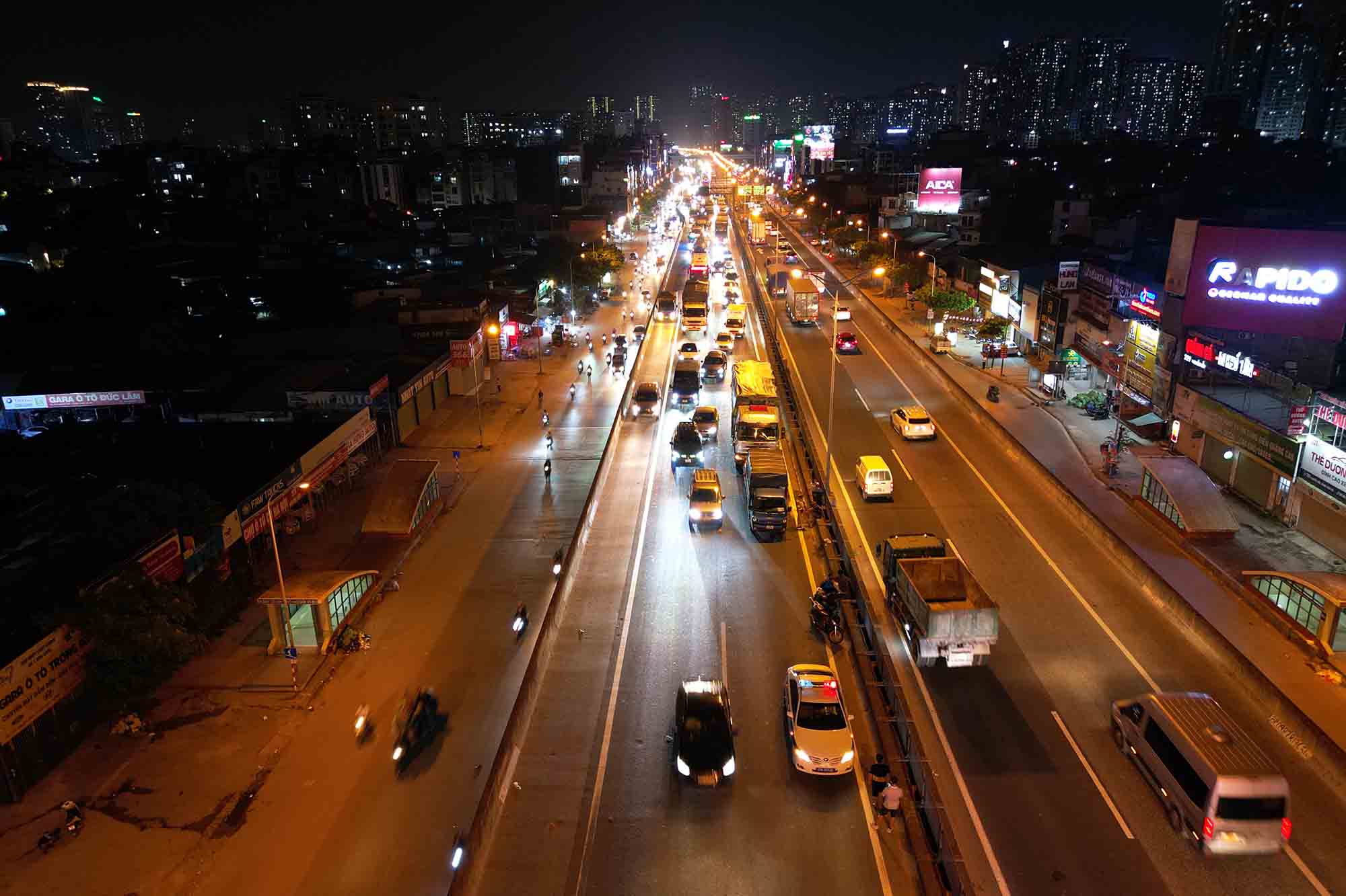 The collision occurred around 20h between 2 trucks and 1 car on Vành đai 3 Hà Nội (section near Eco Green City). Photo: Hữu Chánh