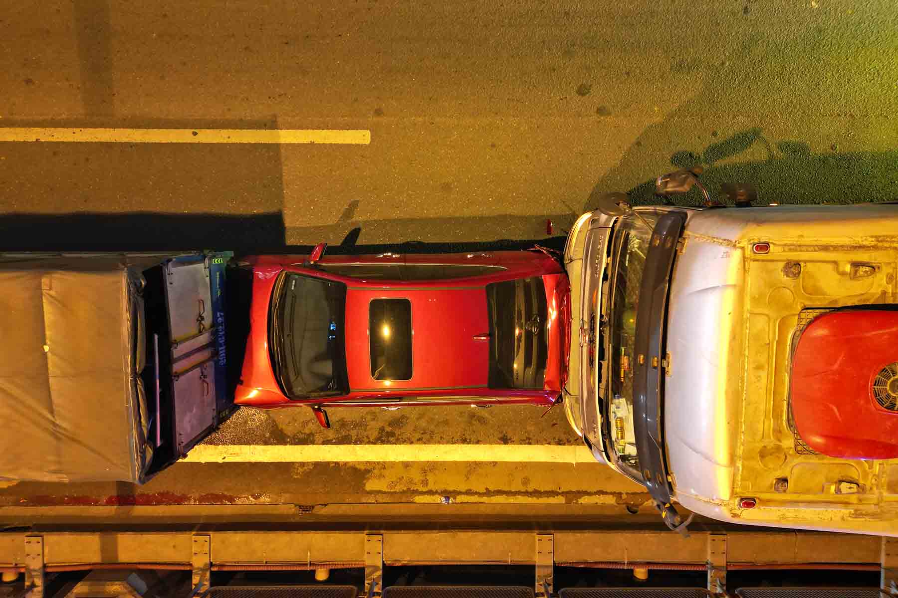 The collision caused the car to be sandwiched between 2 trucks, with the front and rear sections damaged. Photo: Hữu Chánh