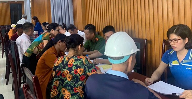 Người dân làm thủ tục mở tài khoản để nhận lương hưu, trợ cấp BHXH. Ảnh: BHXH