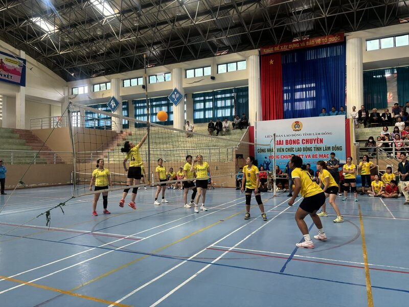 The final round of women's beach volleyball in the Labor Union Volleyball Championship of Lâm Đồng Province in 2024. Photo: D.QUỲNH