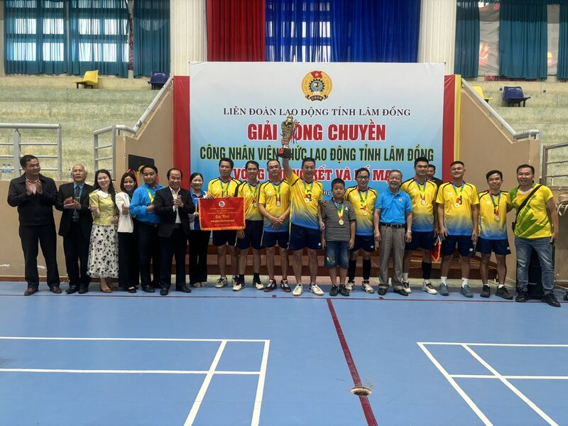 Trao Cúp vô địch môn bóng chuyền da nam Giải Bóng chuyền công nhân viên chức lao động tỉnh Lâm Đồng năm 2024 . Ảnh: D.QUỲNH