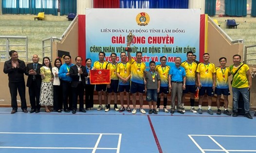 Trao Cúp vô địch môn bóng chuyền da nam Giải Bóng chuyền công nhân viên chức lao động tỉnh Lâm Đồng năm 2024 . Ảnh: D.QUỲNH