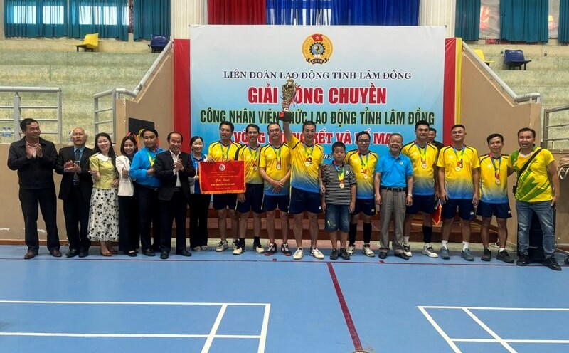 Trao Cúp vô địch môn bóng chuyền da nam Giải Bóng chuyền công nhân viên chức lao động tỉnh Lâm Đồng năm 2024 . Ảnh: D.QUỲNH