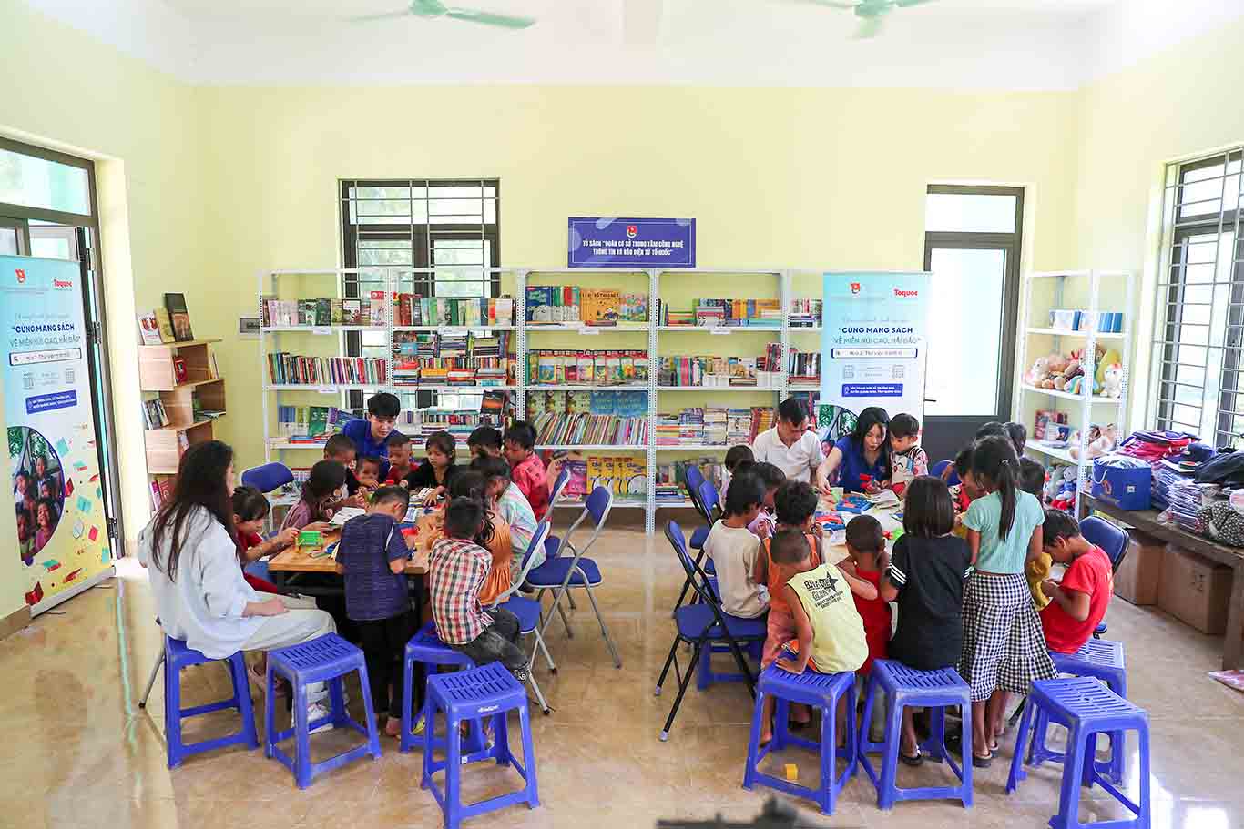 “Bringing reading culture to the highlanders and islanders has been implemented by the Youth Union of the Center for Information and Communications Technology and the National Electronic Newspaper since 2023. This year, we chose Trung Son Commune, a Bru-Van Kieu ethnic minority village. As soon as we arrived, the children here were very excited to know that they would have a library with many books, stories, and toys.”, Mr. Nguyen Giang Nam - Deputy Secretary of the Youth Union of the Center for Information and Communications Technology - National Electronic Newspaper shared.