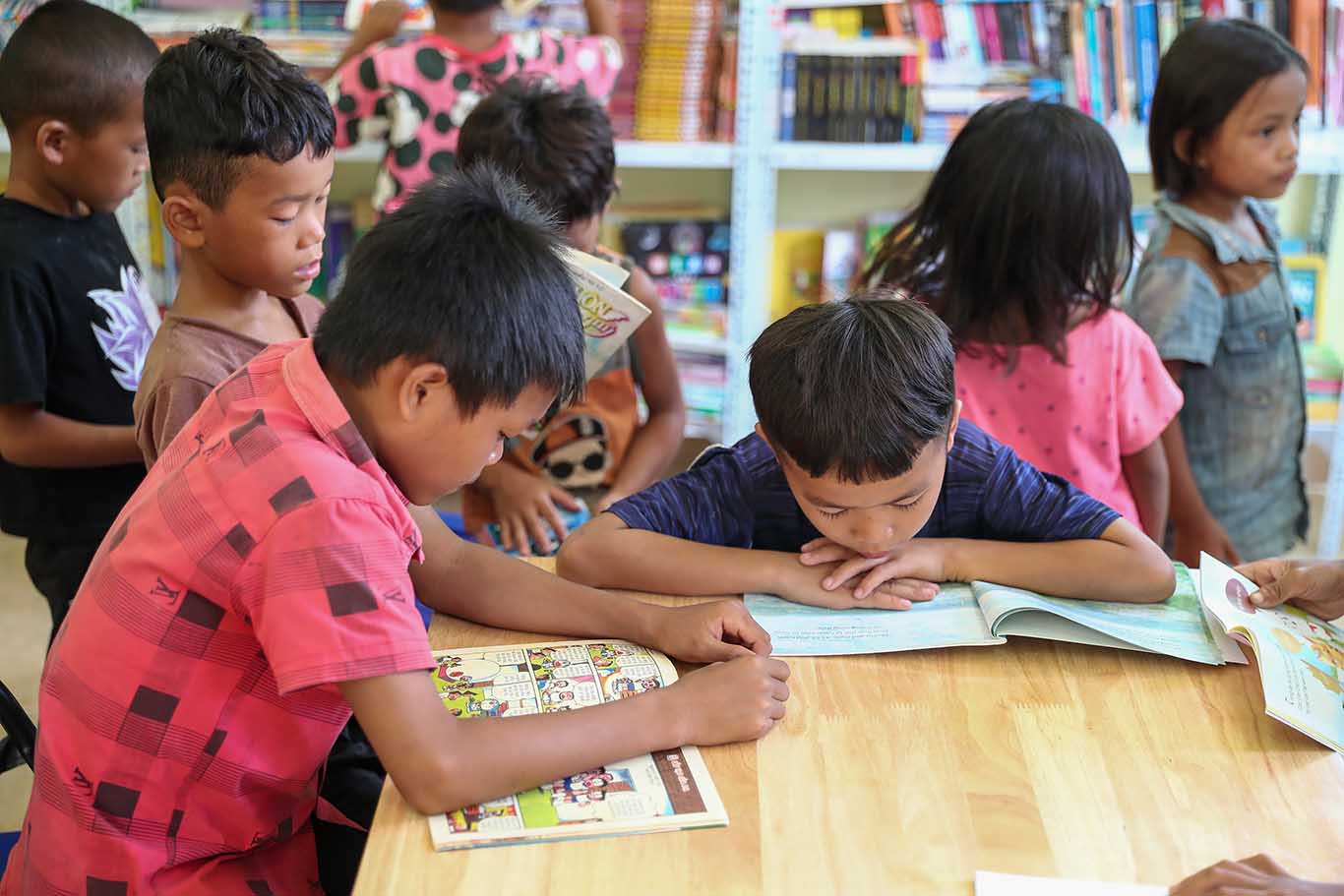 Due to the difficulties in accessing books, students in this area face many obstacles. The "Flood-resistant library" is a bridge to help them access more knowledge.