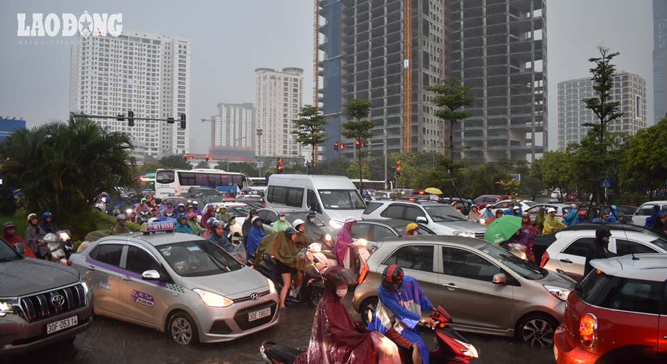 The North welcomes heavy rain from the night of August 10. Photo: Phan Anh