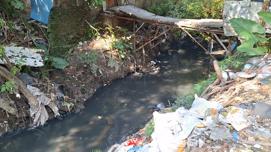 Dự án cống hóa mương Kẻ Khế chậm tiến độ ảnh hưởng đến đời sống của người dân. Ảnh: Minh Hạnh 