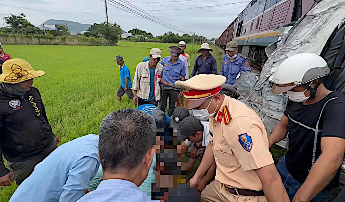 Tài xế được cứu ra ngoài, đưa đi cấp cứu gấp nhưng đã tử vong sau hơn 1 ngày điều trị. Ảnh: Duy Tuấn 