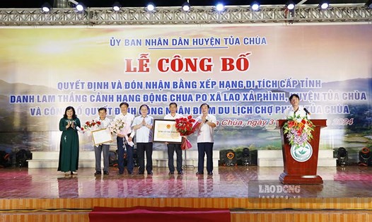 Đại diện lãnh đạo tỉnh Điện Biên trao Bằng xếp hạng di tích cho huyện Tủa Chùa. Ảnh: Quang Đạt