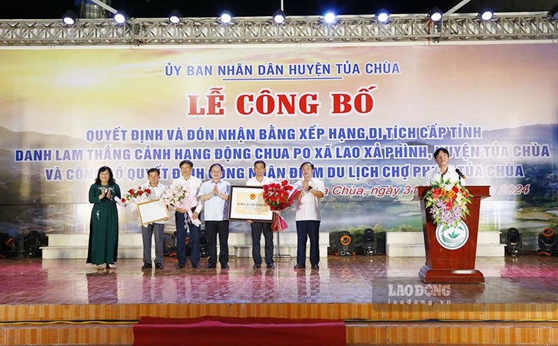 Đại diện lãnh đạo tỉnh Điện Biên trao Bằng xếp hạng di tích cho huyện Tủa Chùa. Ảnh: Quang Đạt