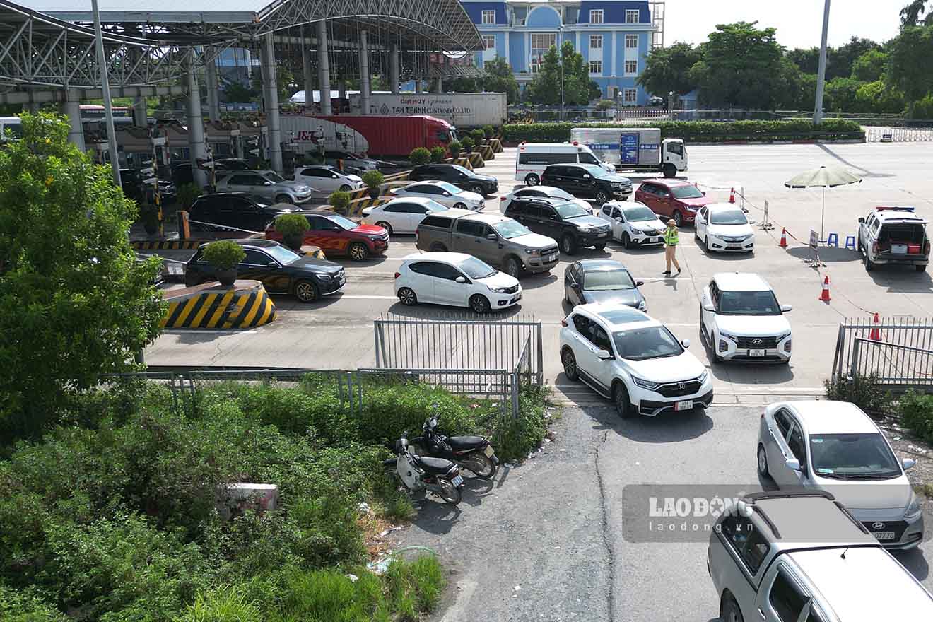 Tuy nhiên, tại một số thời điểm và các cửa thu phí, có xuất hiện tình trạng ùn ứ do nhiều lái xe không kiểm tra tài khoản ETC, hoặc do máy tự động gặp trục trặc do lượng phương tiện ùn ứ, dẫn đến không thể lưu thông qua trạm. Nhân viên tại các trạm thu phí đã hướng dẫn kịp thời để giải quyết tình huống này. 