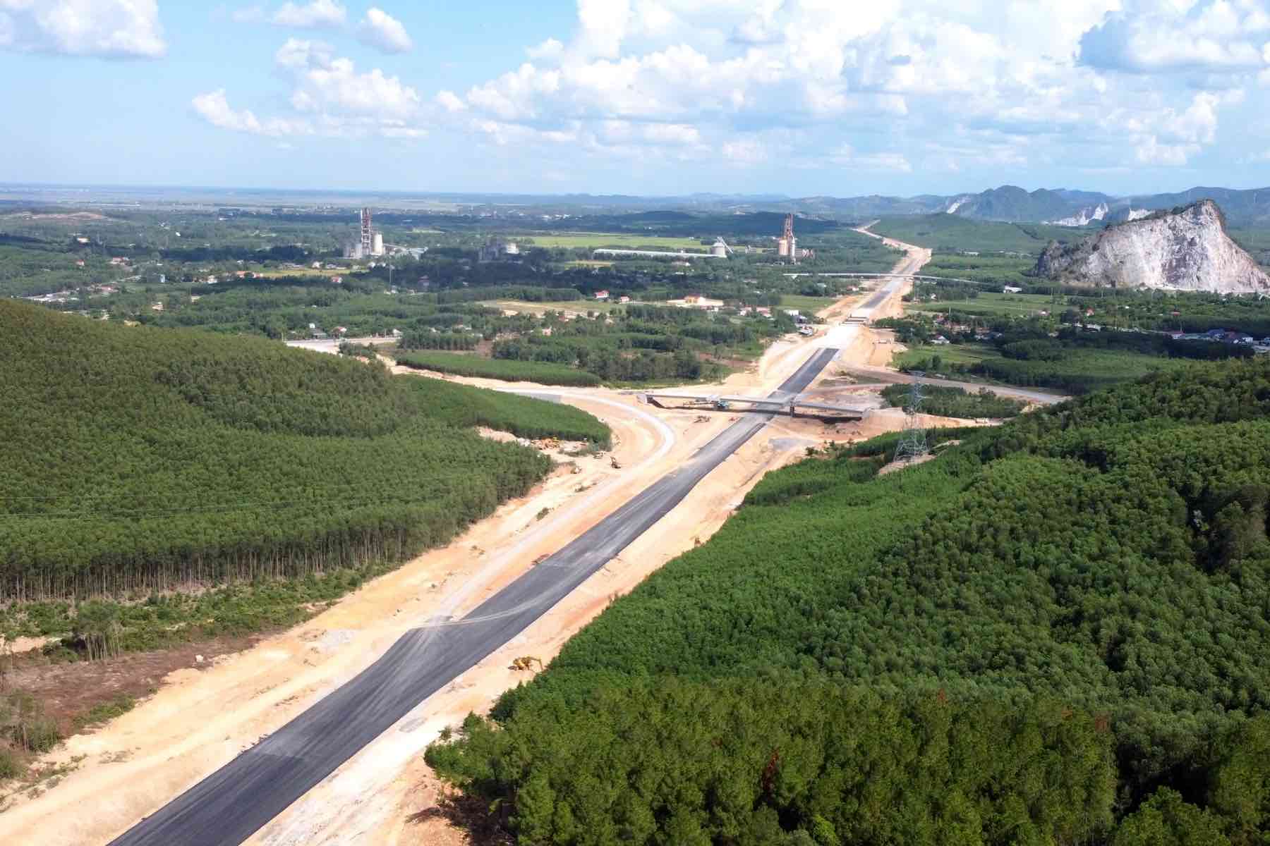 The intersection on the Bung - Van Ninh route is gradually taking shape. Photo: Cong Sang