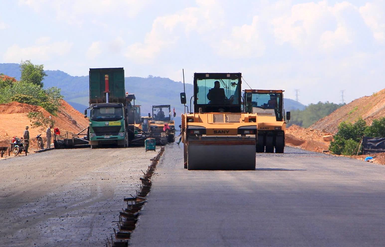 Taking advantage of the dry weather to speed up construction progress. Photo: Cong Sang