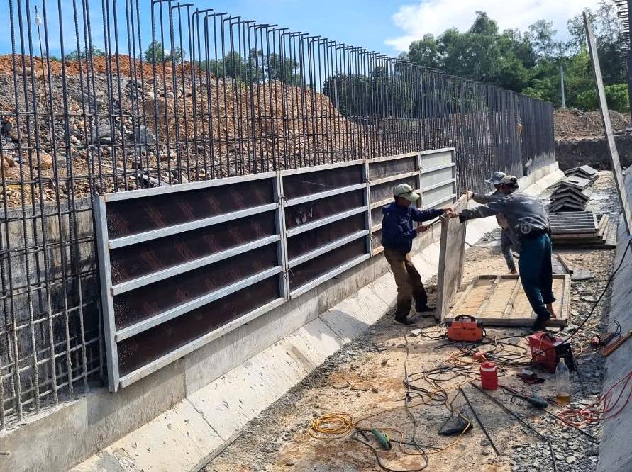 Regardless of rain or shine, holidays, workers still work on the North-South Expressway. Photo: Cong Sang