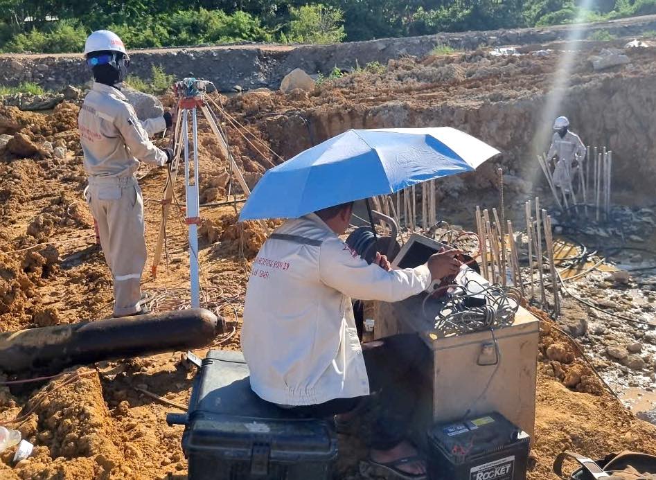 Workers find solutions to avoid the heat on the highway. Photo: Cong Sang