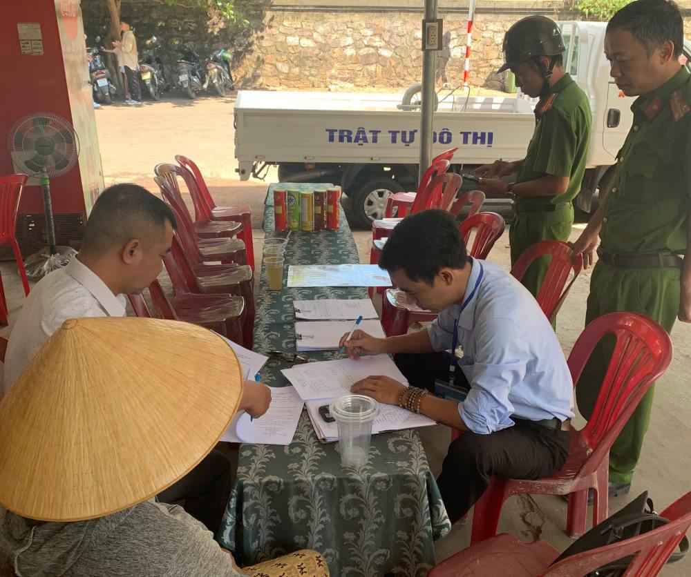 Lực lượng chức năng làm việc với quán mà du khách cho rằng đã uống 3 ly nước mía với giá 90.000 đồng. Ảnh: A. Trung.