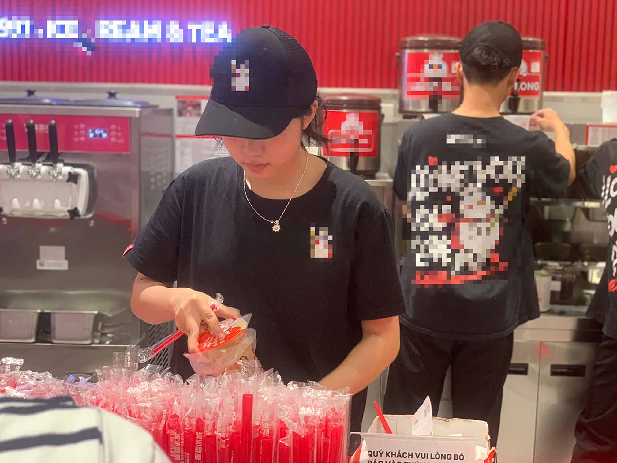 Nhiều bạn trẻ lựa chọn ở lại Hà Nội để làm thêm dịp lễ, kiếm thu nhập gấp ba. Ảnh: Nhật Minh