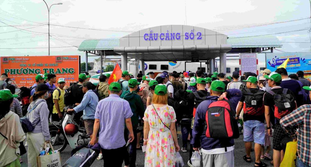 Rất đông hành khách chờ xuống tàu để đi các đảo Hòn Sơn, Nam Du, Phú Quốc vào sáng ngày 1.9. Ảnh: Nguyên Anh