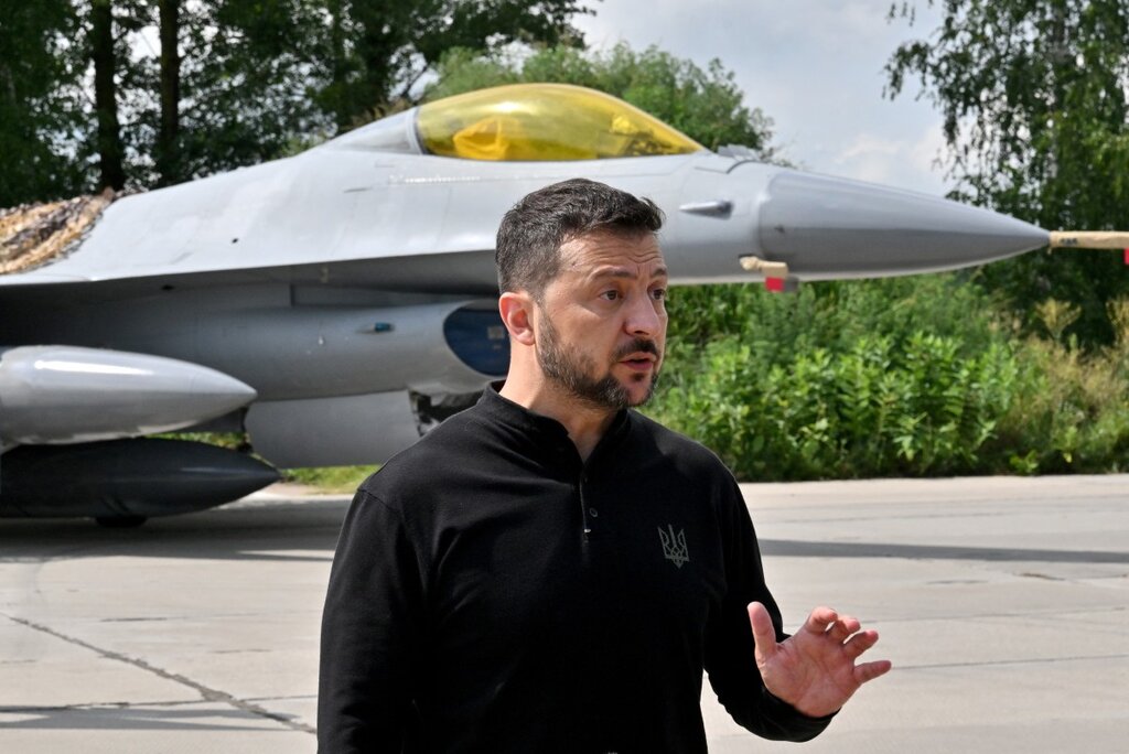Tổng thống Ukraina Volodymyr Zelensky đứng trước một tiêm kích F-16. Ảnh: AFP