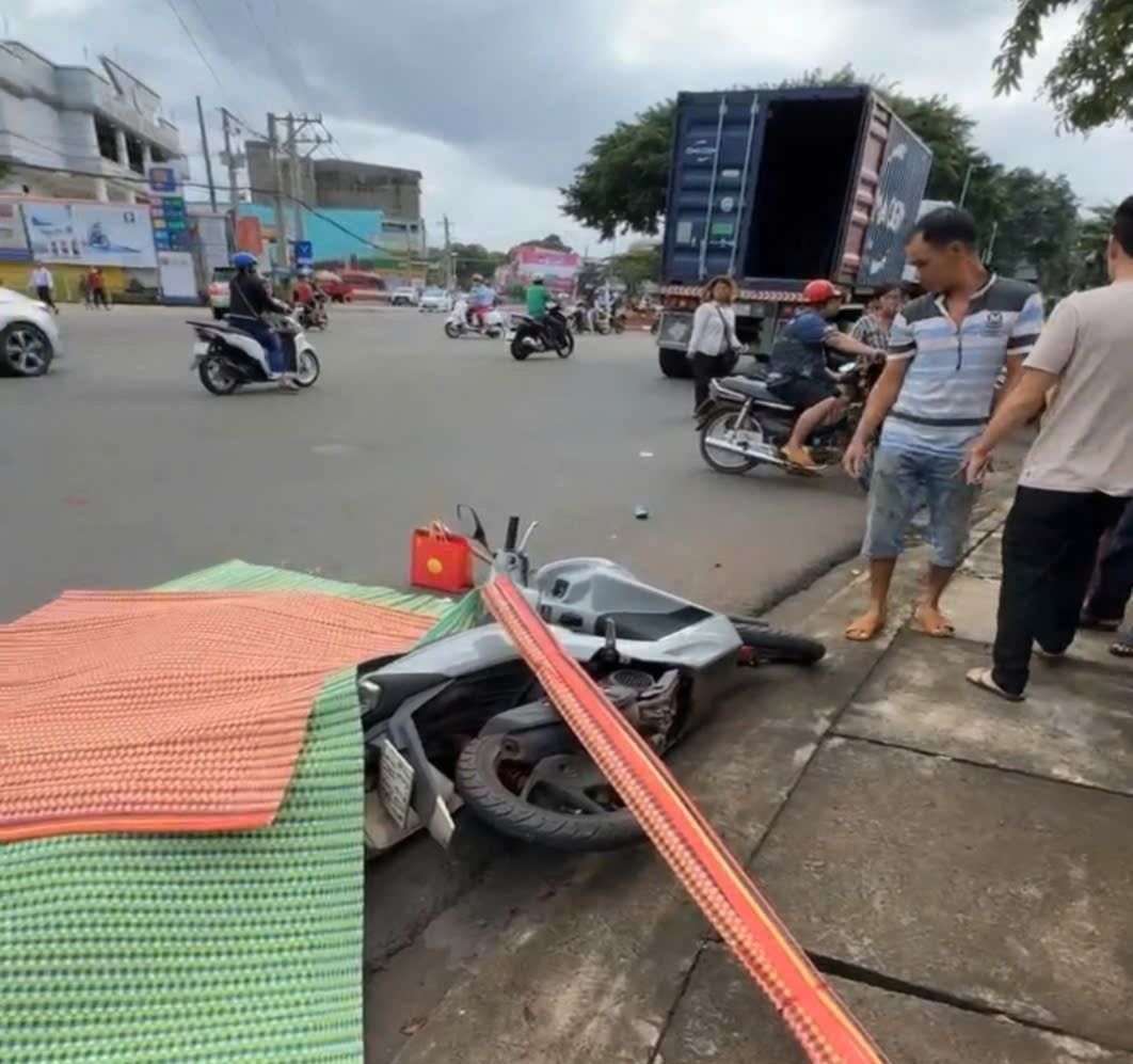 Công an thị xã Phước Long đã tạm giữ tài xế lái container tông chết 2 dì cháu. Ảnh: Bạn đọc cung cấp