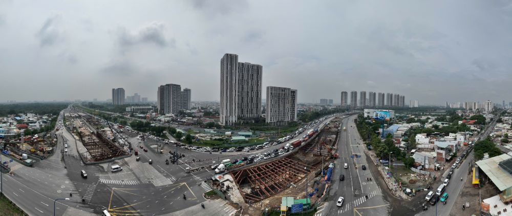 At around 9:30 a.m. on September 1, Lao Dong recorded that at the An Phu intersection and the road leading to the Ho Chi Minh City - Long Thanh expressway, there was a localized and prolonged traffic jam.