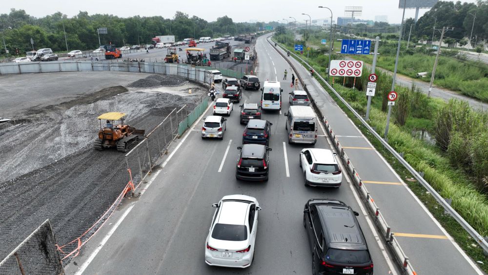 According to Mr. Nguyen Phuc Long (living in District 4), his family traveled to Vung Tau to celebrate the September 2nd holiday, but when they got to the Ho Chi Minh City - Long Thanh expressway, traffic was jammed and they had to move step by step. "The expressway is currently closed, I waited for nearly 30 minutes but still could not get on the expressway. I think I have to turn around and find another route to move," said Mr. Long.