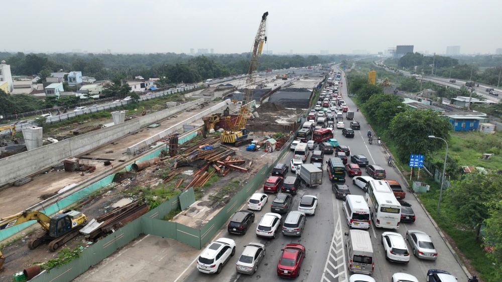 Đến hơn 10h, lượng xe di chuyển về khu vực đường dẫn vào cao tốc TPHCM – Long Thành vẫn chưa có dấu hiệu hạ nhiệt. 