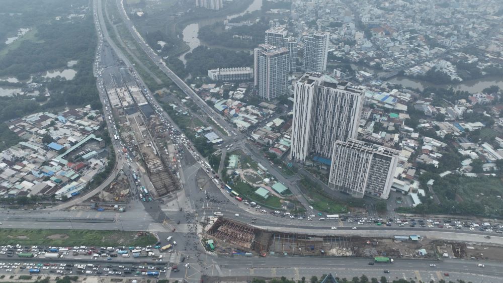 On Mai Chi Tho Street from Thu Thiem Tunnel (District 1) to An Phu intersection, traffic is moving slowly, stretching for kilometers.