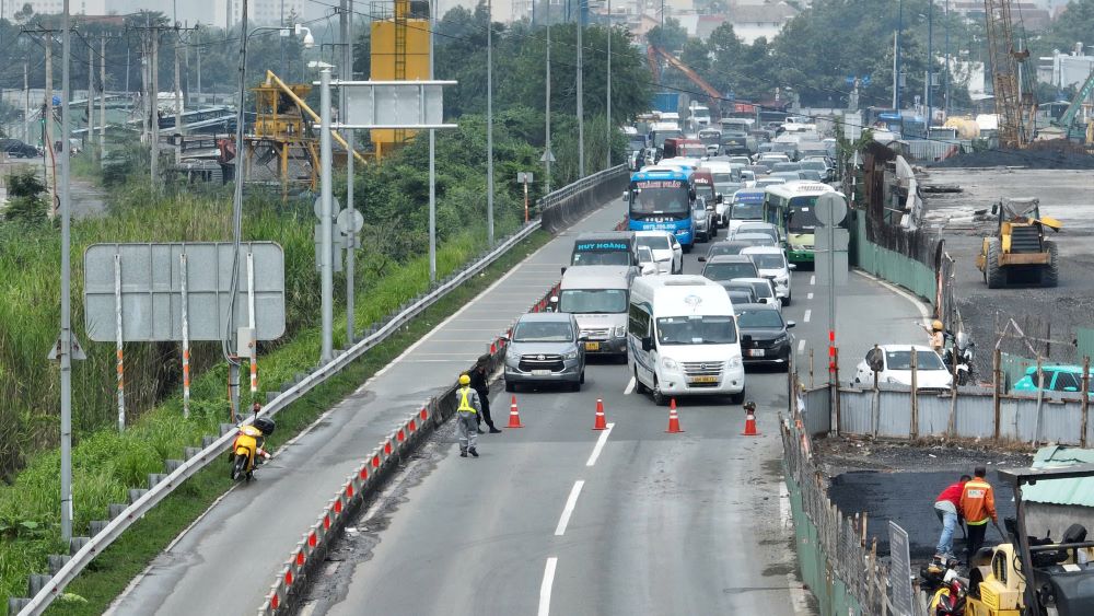 Traffic police officers coordinate to regulate traffic.