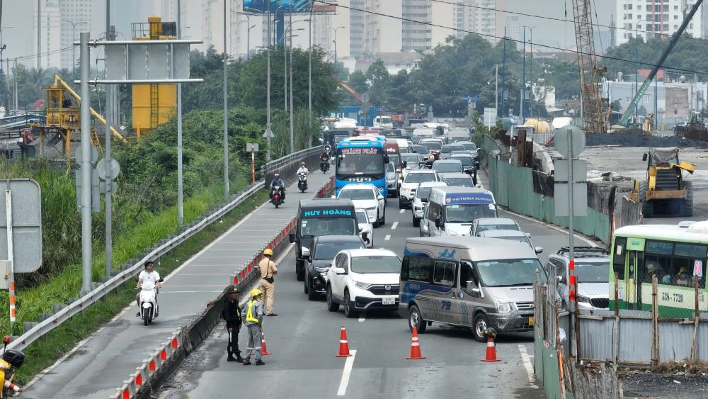 At the scene, the Ho Chi Minh City - Long Thanh highway is closed, many vehicles have to turn back to An Phu intersection to find another route to move.