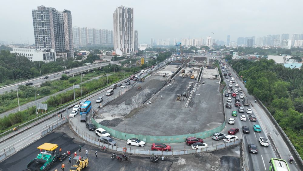 Vehicles must turn back to An Phu intersection to find another route to move.