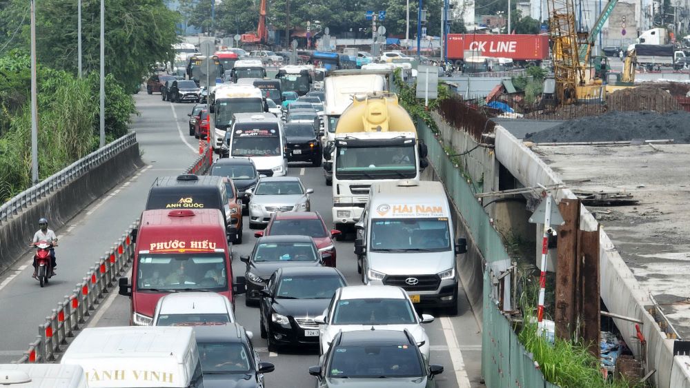 The main vehicles are cars and buses traveling to the provinces for the September 2nd holiday.