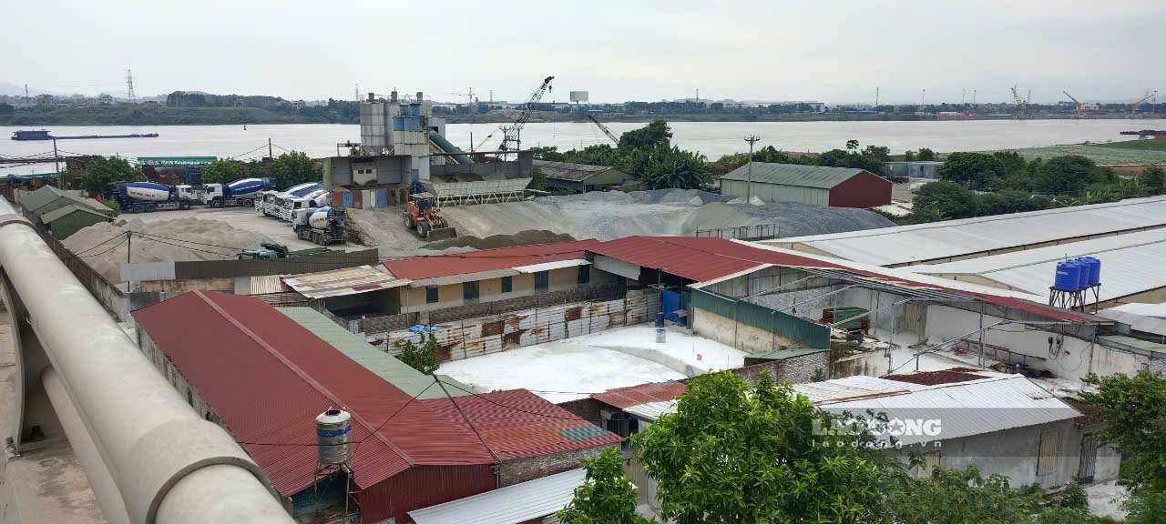 Loạt công trình sai phép dưới chân cầu Bình Than (Bắc Ninh) vẫn ngang nhiên tồn tại. Ảnh: Vân Trường