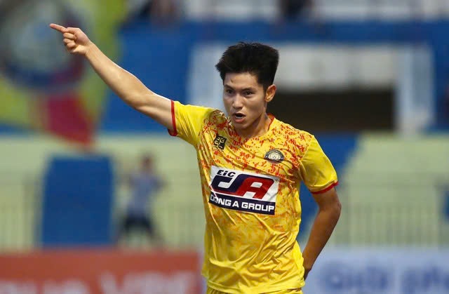 Midfielder Trong Hung is going through difficult days in his career. Photo: Xuan Trang